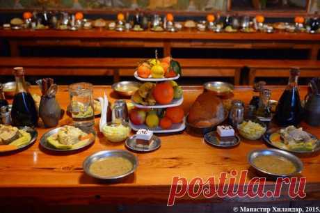 ОСНОВНЫЕ ПРИНЦИПЫ ПРАВИЛЬНОГО ПИТАНИЯ ВО ВРЕМЯ ПОСТА.
1. Во время поста большую часть рациона постящегося составляет углеводная пища, а белковой потребляется совсем мало. Однако, белок крайне необходим для здоровья человека, это «строительный материал» нашего организма. Животный белок во время поста исключается, а растительный разрешен. Источники растительного белка — орехи, семечки, бобовые, грибы, крупы, хлеб, соевые продукты и морепродукты: креветки, кальмары, мидии и т...