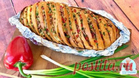 Фаршированный батон: закуска на большую компанию ‍ 
Быстрый обед или сытный перекус на большую компанию приготовить легко и просто, если воспользоваться этим рецептом. Фаршированный батон с болгарским перцем и копченой колбасой получается изумительным на вкус.
Хрустящие сверху кусочки хлеба, внутри нежная и сочная мякина, с ароматом чеснока. Сыр и перец делают блюдо сочным, а масло пропитывает батон нежным сливочным соком. Рецепт для ленивых хозяек (таких, как я): когда хочется вкусного,