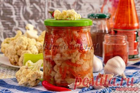 Цветная капуста по-корейски на зиму Цветная капуста по-корейски на зиму готовится так же, как и на каждый день, разница лишь в том, что пряно-острю овощную смесь нужно разложить по банкам и простерилизовать. Предварительно капусту разбирают на небольшие соцветия, бланшируют две-три минуты, чтобы стала помягче
