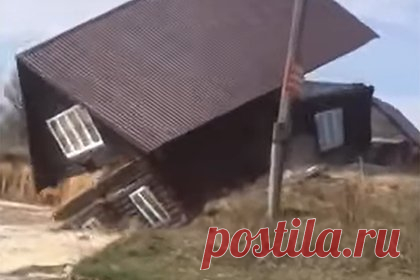 В российском регионе дом рухнул в реку и уплыл. В Меленковском районе Владимирской области из-за разлива реки двухэтажный дом упал в реку и уплыл. Инцидент произошел в деревне Елино. По словам районного управления гражданской обороны и чрезвычайных ситуаций, воды реки Оки подмыли крутой берег, в результате чего деревянная постройка ушла под воду.