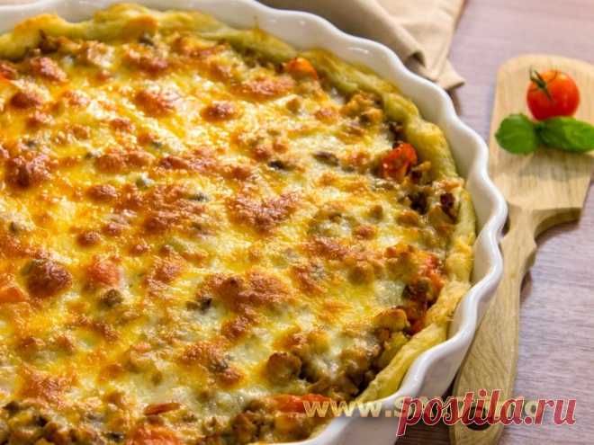 Пирог из слоеного теста с фаршем и овощами