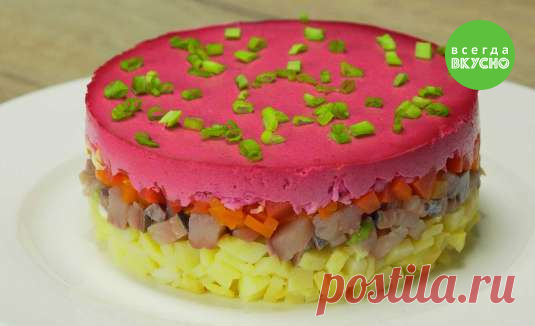 Сельдь под шубой и шапкой - пошаговый рецепт с фото и видео от Всегда Вкусно! 1. Отварить свеклу, картофель, морковь, куриное яйцо.  2. Нарезать мелкими кубиками картофель, морковь филе сельди и зелёный лук. Свёклу нарезать кусочками для погружения в блендер. В сельдь добавить зелёный лук и перемешать.  ↪ Пошаговый рецепт с фото и видео!