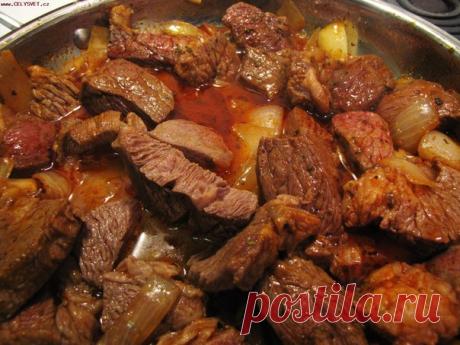 ДОМАШНИЙ ГУЛЯШ  Ммм...вкуснотень получилась 👍  ИНГРЕДИЕНТЫ:  ● мясо (говядина или свинина) - 500г,  ● лук репчатый - 2 шт,  ● мука - 1 ст. ложка,  ● томатная паста - 3 ст. ложки,  ● соль, перец, лавровый лист, зелень.  ПРИГОТОВЛЕНИЕ:  Мясо вымыть, обсушить и нарезать кубиками. Лук мелко порезать. В глубокой сковороде разогреть масло и обжарить мясо на сильном огне ~5 минут. Добавить к мясу лук и жарить, периодически помешивая, ~5-7 минут на среднем огне. Мясо посолить, поперчить, посыпать…