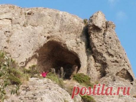 «Эоловый город» расположен на южном склоне одного из отрогов хребта Карасырт, отделяющего Внутригорный Дагестан от Предгорного в верховьях реки Корчагсу, правого притока реки Рубасчай, в Хивском районе, в окрестностях аула Куг.