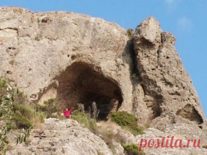 «Эоловый город» расположен на южном склоне одного из отрогов хребта Карасырт, отделяющего Внутригорный Дагестан от Предгорного в верховьях реки Корчагсу, правого притока реки Рубасчай, в Хивском районе, в окрестностях аула Куг.