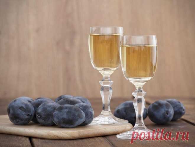 Сливовый ликер на водке, коньяке, джине и роме Лучше всего слива раскрывается в элитном алкоголе, в частности джине и роме, но первый рецепт, разумеется, будет на водке. Водку, кстати, можно смело заменить хорошим самогоном двойной перегонки, к