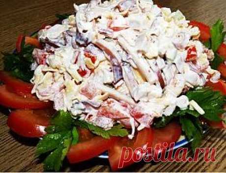 Салат из кальмара с помидорами..