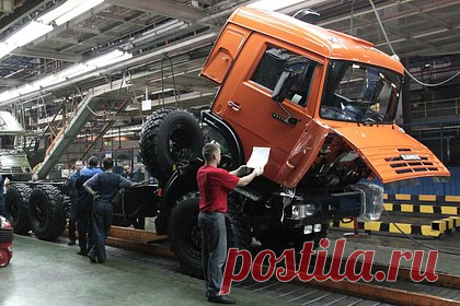 «КамАЗ» рассказал об убыточности экспорта из-за курса рубля. Экспорт автомобилей из России при нынешнем валютном курсе убыточен для «КамАЗа», сказал гендиректор компании Сергей Когогин. «Мы нашу экспортную компанию поставили в условия, когда они обязаны сократить объем продаж на экспорт, чтобы не допускать сложное финансовое положение компании», — отметил он.