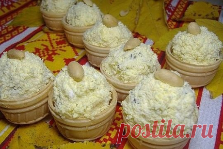 Закуска на УРА!      
Готовлю на каждый праздничный стол
Я даже не знаю, что может быть лучше!
вафельные корзинки — 1 упаковка
маринованные опята — 100 грамм
плавленый сыр — 2 штуки
яйца вареные — 5 штук
чеснок — 2 зубчика
майонез — 1 ст. л.
Приготовление:
Маринованные грибы нарезаем мелко.
Отделяем желтки от белков и натираем на среднюю терку белки и добавляем к грибам.
Чеснок пропускаем через пресс.
Натираем плавленные сырки на средней терке.
Заправляем все майонезом и хорошо перемешаем