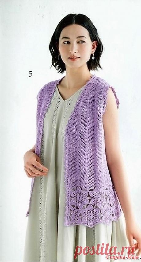 Ажурный жилет узором зигзаг и обвязкой из цветочных мотивов. Крючок.