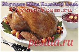 Фаршированная курица с соусом. Фаршировать курицу не сложно. Чем только не набивают брюшко птички, желая сделать блюдо аппетитнее. Забудьте про привычный чернослив! Используйте для начинки ананасы и сочетающиеся с ними вкусности. Рецепт фаршированной курицы со свекольным соусом  отличает неожиданная сочетаемость ингредиентов.