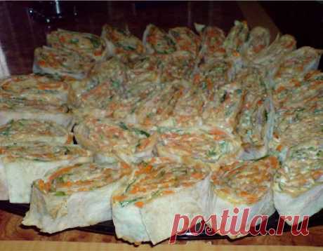Шикарный закусончик из лаваша. Очень быстро, просто и вкусно!!! Рецептик подсказали наши друзья, теперь вот делюсь с Вами Муж очень часто на даче готовит шашлыки и я заметила постоянство в том, что когда он начинает готовить шашлык, приходится ждать немало времени, пока он приготовится. А горяченького очень хочется. (Одними холодными закусками не наешься).
