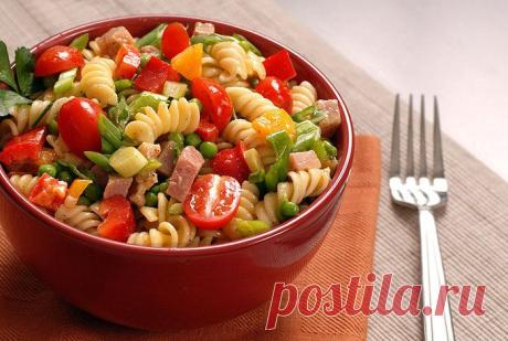 Итальянский салат с ветчиной, сыром и овощами.