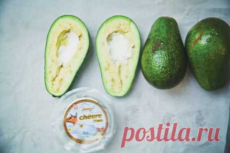 Блюдо в блюде: яйцо в авокадо - KitchenMag.ru