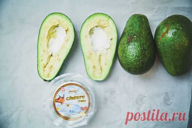 Блюдо в блюде: яйцо в авокадо - KitchenMag.ru