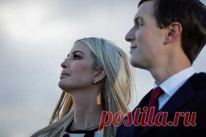 Дочь Трампа заметили на публике в платье за сотни тысяч рублей и обругали в сети. Дочь бывшего президента США Дональда Трампа Иванка появилась на публике в одежде за сотни тысяч рублей и была обругана в сети. Папарацци запечатлели 40-летнюю бизнесвумен в Майами на показе последней коллекции одежды умершего дизайнера Вирджила Абло. Трамп вышла в свет в платье Louis Vuitton за 256 тысяч рублей.