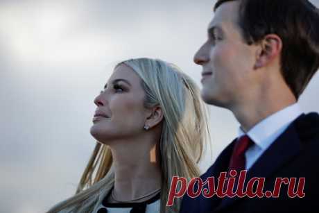 Дочь Трампа заметили на публике в платье за сотни тысяч рублей и обругали в сети. Дочь бывшего президента США Дональда Трампа Иванка появилась на публике в одежде за сотни тысяч рублей и была обругана в сети. Папарацци запечатлели 40-летнюю бизнесвумен в Майами на показе последней коллекции одежды умершего дизайнера Вирджила Абло. Трамп вышла в свет в платье Louis Vuitton за 256 тысяч рублей.
