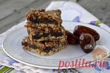 Десерт из шоколада и овсяных хлопьев. Добавив к овсянке сухофрукты, кэроб, шоколад, мед можно получить вкуснейшие десерты без выпечки - овсяные батончики