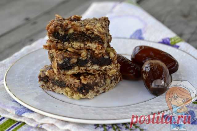 Десерт из шоколада и овсяных хлопьев. Добавив к овсянке сухофрукты, кэроб, шоколад, мед можно получить вкуснейшие десерты без выпечки - овсяные батончики