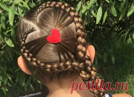 Это не просто косы, это — произведение искусства! Австралийка Шелли Гиллфорд из Мельбурна теперь даже не вспомнит, когда она впервые приобщилась к искусству заплетания косичек. Поэтому когда однажды маленькая дочь Грейс попросила заплести её волосы в косички, мама была рада приложить все свои старания. Шелли украсила головку своей любимой дочурки французскими и голландскими косичками, и вскоре в семье зародилась красивая традиция.