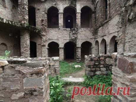 Видео: город в Индии, в который нельзя заходить после захода солнца — от чего предостерегают туристов В Индии есть город Варанаси.
Это город на реке Ганге, которая считается священной.
Согласно индуистской мифологии, именно в ней родился бог Шива.
Индусы верят, что Варанаси является священной землёй.
По этой причине в Варанаси не могут жить представители неиндуистских религий.
Даже сегодня в городе всё ещё остаются люди, которые не признают индуизм, поэтому их называют «нехристианами».