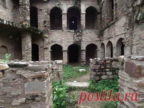 Видео: город в Индии, в который нельзя заходить после захода солнца — от чего предостерегают туристов В Индии есть город Варанаси.
Это город на реке Ганге, которая считается священной.
Согласно индуистской мифологии, именно в ней родился бог Шива.
Индусы верят, что Варанаси является священной землёй.
По этой причине в Варанаси не могут жить представители неиндуистских религий.
Даже сегодня в городе всё ещё остаются люди, которые не признают индуизм, поэтому их называют «нехристианами».