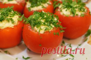 ВЕЛИКОЛЕПНЫЕ ЗАКУСКИ ДЛЯ ПРАЗДНИЧНОГО СТОЛА 🍴
1. Сэндвич с рыбой
ИНГРЕДИЕНТЫ:
● хлеб ржаной
● 100 г семги слабосоленой
● 60 г творога нежирного
● 50 г редиса
● 100 г огурцов
● 1/4 луковицы
● соль
● сахар
● лимонный сок
● зелень (укроп, лук зеленый)
ПРИГОТОВЛЕНИЕ:
Мелко нарезать зелень и укроп и репчатый лук. Добавить творог и размешать (можно блендером).Хлеб намазать творожной массой, сверху положить слой редиса, затем слой огурцов, затем ломтики тонко порезанной слабосолено