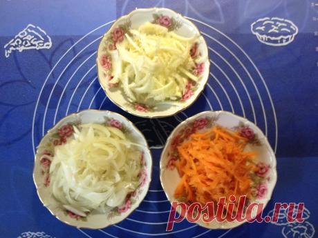 так же натереть лук и сельдерей