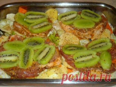 Мясо, запеченное с киви и овощами 
На 4 порции:.

Свинина 800 г, киви 2-3 шт., картофель 6-7 шт., морковь 300 г, лук 4 луковицы, капуста 150 г, чеснок 3 зубца, 2 черешка сельдерея, сыр 50 г, горчица зерновая 2 ст. л., масло оливковое 3-4 ст. л., сок 1/2 лимона, прованские травы, паприка, соль, перец молотый, душистый перец.
