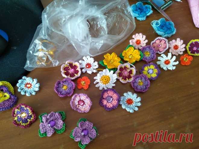 цветочки крючком Пригодятся для украшения изделий - варежек, кофточек, грелок на чайник, салфеток. Иногда не хочется вязать большую вещь, а хочется сделать что-то красивенькое и быстро. Вот и накопились эти цветочки