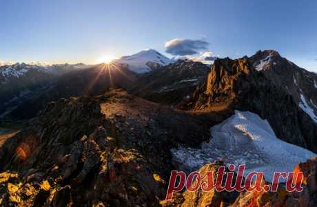 С вершины пика Иткол открывается вид на Эльбрус. Автор фото: Арсений Кашкаров.