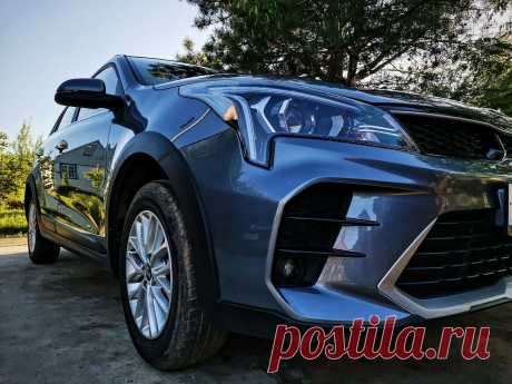 Kia Rio X смотрится эффектно и убедительно благодаря множеству дизайнерских акцентов и штрихов. Собранный, словно готовый к моментальному ускорению, он ждет лишь одного: когда Вы запустите двигатель и нажмете на педаль.