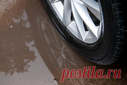 Москвичи пожаловались на спрятавшийся за домом дорожный знак