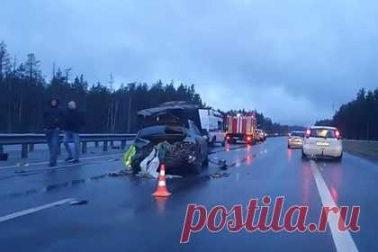 Появилось видео с места аварии в Ленобласти с выпавшим из машины телом. В сети появилось видео с места аварии, произошедшей на 24-м километре трассы А-21 «Сортавала» в Ленинградской области. Во время ДТП из багажника врезавшегося в отбойник автомобиля выпало тело человека с перерезанным горлом. По последним данным, подозреваемых в убийстве удалось задержать.