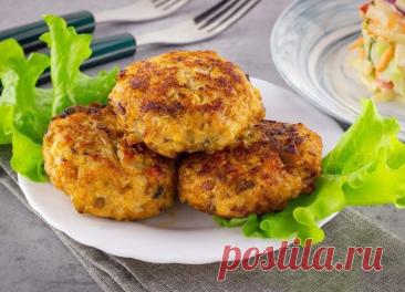 ​Котлеты «Гурман» Ингредиенты:
Фарш куриный &mdash; 400 гШампиньоны &mdash; 100-150 гЛук репчатый &mdash; 1 шт.Чеснок &mdash; 1-2 зубчикаХлеб черный &mdash; 2 ломтикаСливки &mdash; 2 ст. л.Соевый соус &mdash; 2 ст. л.Томатный соус или паста &mdash; 1 ст. л.&nbsp;Масло растительное &mdash; для жаркиСоль...