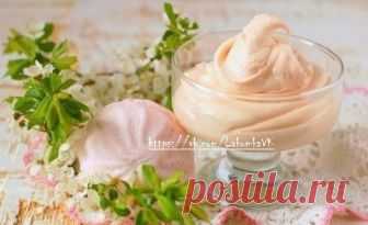 Крем из зефира — отличная возможность разнообразить вкус домашних сладостей.