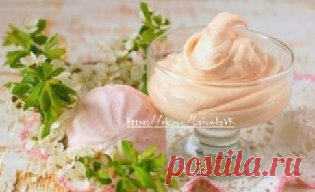 Крем из зефира — отличная возможность разнообразить вкус домашних сладостей.
