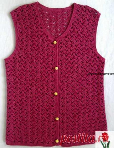 Жилет бордового цвета крючком.