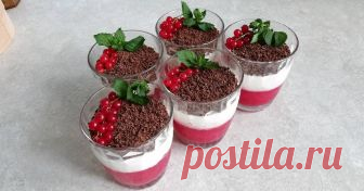 Трехслойное желе с красной смородиной, йогуртом и шоколадом #летниедесерты Автор рецепта Екатерина Трехслойное желе с красной смородиной, йогуртом и шоколадом #летниедесерты - пошаговый рецепт с фото. Летом всегда хочется чего-то лёгкого, прохладного и освежающего.🌬️Это желе не только даст всё вышеперичисленное, но и не добавит лишних калорий в рацион. Идеально, не правда ли?!😁😉 
