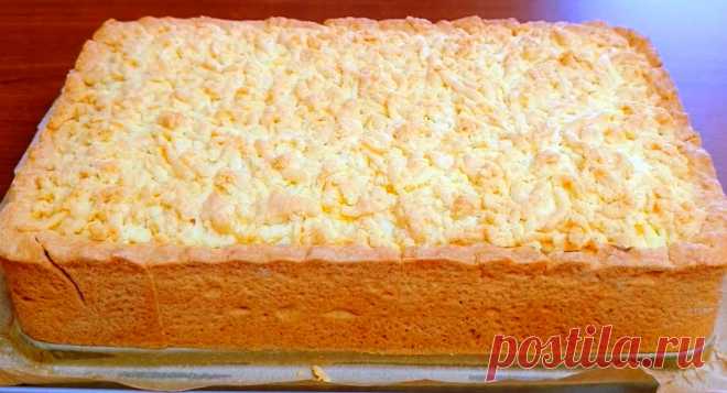 Не успеваю подавать на стол. Тёртый пирог с творогом: век живи, век учись Песочное тесто с творожной начинкой – это классическое и самое удачное сочетание для сладкой сдобы. Пирог получается очень нежным, мягким, а если вы в начинку к творогу еще добавите цедру цитрусовых, тогда легкая кислинка, придает еще более роскошный вкус. Для приготовления вам потребуются такие ингредиенты: масло сливочное или качественный маргарин, 200 г; мука, 450 г; […]