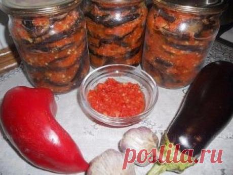 Баклажаны в чесночной заправке 

Баклажаны - 2 кг 

Заправка: 
Перец сладкий (болгарский) - 250 г 
Перец острый - 1 шт. 
Чеснок - 3 головки 
Пучок петрушки 

Маринад: 
5 стаканов воды 
1 стакан 9% уксуса 

Баклажаны вымыть, отрезать плодоножки, разрезать на 4 части, натереть солью, выдержать 2 часа. 

Приготовить запраку: перец вымыть, очистить от плодоножек и семян; чеснок очистить, вымыть; зелень вымыть; все перемолоть на мясорубке. 

Приготовить маринад: в большой кастр...