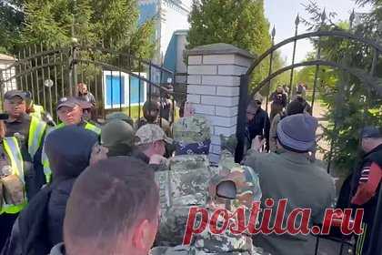 Под Киевом группа радикалов попыталась захватить храм УПЦ. Под Киевом группа радикалов попыталась захватить храм Украинской православной церкви (УПЦ). Отмечается, что неизвестные люди в масках совершили нападение на верующих у храма Архистратига Михаила, который находится в городе Боярке Киевской области. По словам очевидцев, против прихожан был применен слезоточивый газ.