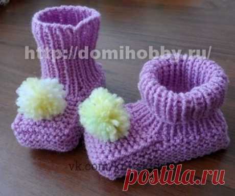 Пинетки спицами


Вязание пинеток не такое сложное дело, как может показаться на первый взгляд. Любая мама, владеющая начальными навыками вязания спицами, сможет связать эти простые носочки для малыша за один вечер по данному мастер-классу.
Вяжутся пинетки одной деталью сверху вниз без швов. Для вязания детских вещей лучше использовать качественную акриловую пряжу, также потребуются чулочные спицы №2,5 и крючок.

Вязание пинетки начинайте с манжеты. Наберите на 4 спицы по ...