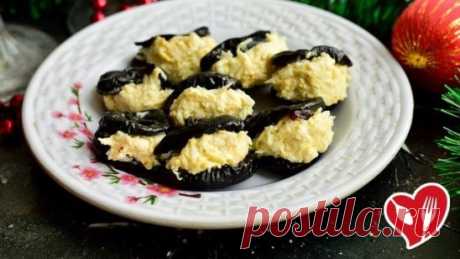 "Мидии" из чернослива 
               
В канун новогодних праздников всегда хочется приготовить что-то оригинальное и необычное, чтобы удивить и вызвать настоящий фурор у всех пригашенных гостей. Так как закуски – это первостепенные блюда на праздниках, именно на одном рецепте стоит остановиться подробнее. Эта закуска называется мидии из чернослива. Готовится она очень просто и быстро!В качестве начинки следует остановиться на вареных куриных яйцах и сыре копченом колбасном, од