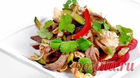 Салат с говядиной, овощами и зеленью / Простые рецепты