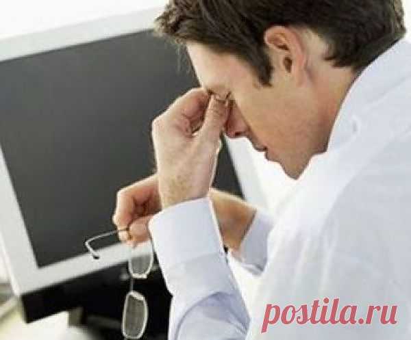 Компьютер и зрение. Как его сохранить?

При работе с компьютером, в отличие от чтения книги, когда можно легко найти удобное положение, человек полностью зависит от положения дисплея. Кроме того, экран, являясь источником света, считается прибором активного контраста (лист бумаги - пассивный контраст), который не столь сильно зависит от интенсивности освещения и угла падения света. Изображение на экране динамически обновляется.