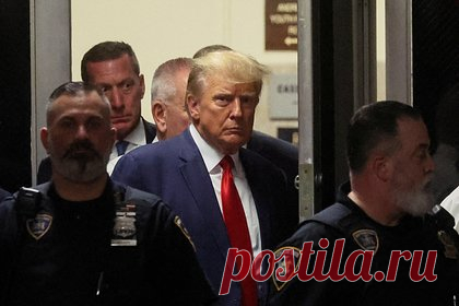 Трамп вернулся во Флориду. Бывший президент США Дональд Трамп вернулся во Флориду после того, как суд в Нью-Йорке предъявил ему обвинения в подлоге документов. Самолет политика приземлился в международном аэропорте Палм-Бич. До этого экс-президент анонсировал, что выступит с заявлением из своего поместья в Мар-а-Лаго в 20:15.