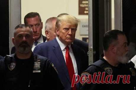 Трамп вернулся во Флориду. Бывший президент США Дональд Трамп вернулся во Флориду после того, как суд в Нью-Йорке предъявил ему обвинения в подлоге документов. Самолет политика приземлился в международном аэропорте Палм-Бич. До этого экс-президент анонсировал, что выступит с заявлением из своего поместья в Мар-а-Лаго в 20:15.