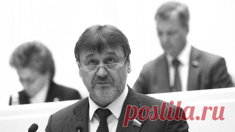 В Совфеде назвали причину смерти сенатора Нижегородской области Лебедева. Глава комитета Совфеда по регламенту Вячеслав Тимченко заявил РИА Новости, что сенатор от Нижегородской области Владимир Лебедев скончался от инфаркта. По словам законодателя, сенатора похоронят в Нижнем Новгороде, &quot;в субботу или ...