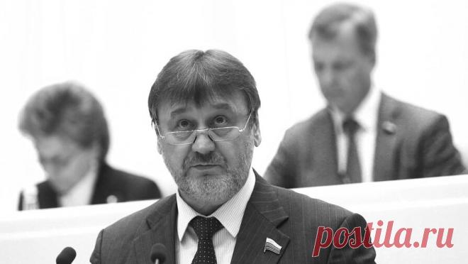 В Совфеде назвали причину смерти сенатора Нижегородской области Лебедева. Глава комитета Совфеда по регламенту Вячеслав Тимченко заявил РИА Новости, что сенатор от Нижегородской области Владимир Лебедев скончался от инфаркта. По словам законодателя, сенатора похоронят в Нижнем Новгороде, "в субботу или ...